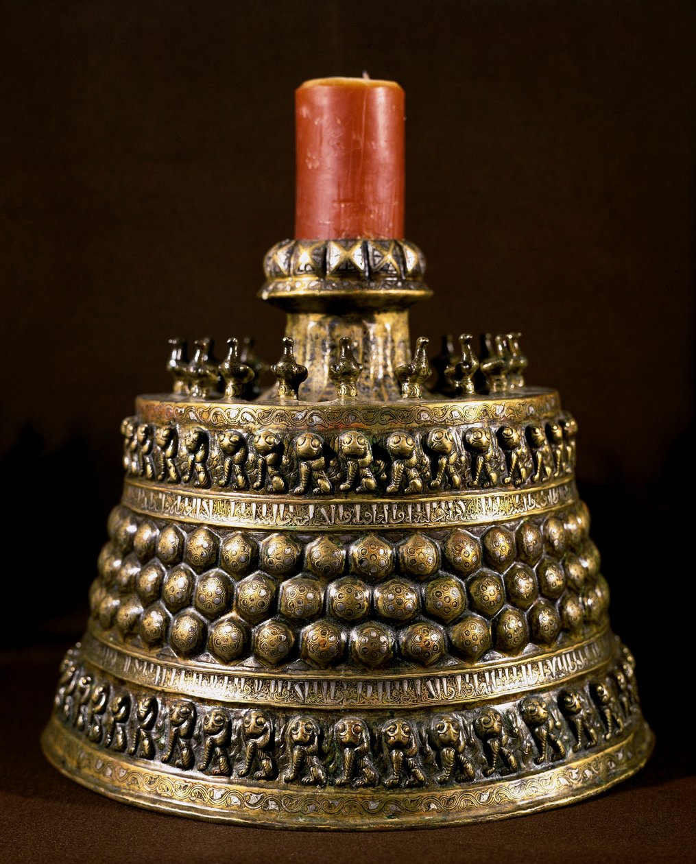 Islamisk kunst: bronze lysestage med sølv indlæg. Persisk kunst fra det 12. århundrede. Kairo, Museum for Islamisk Kunst af Persian School