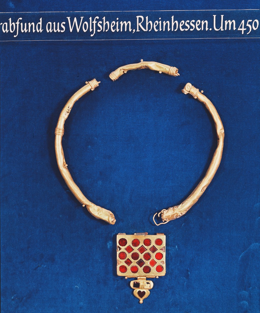 Vedhæng, fra Wolfsheim Tomb Treasure, ca. 378 (guld) af Persian School