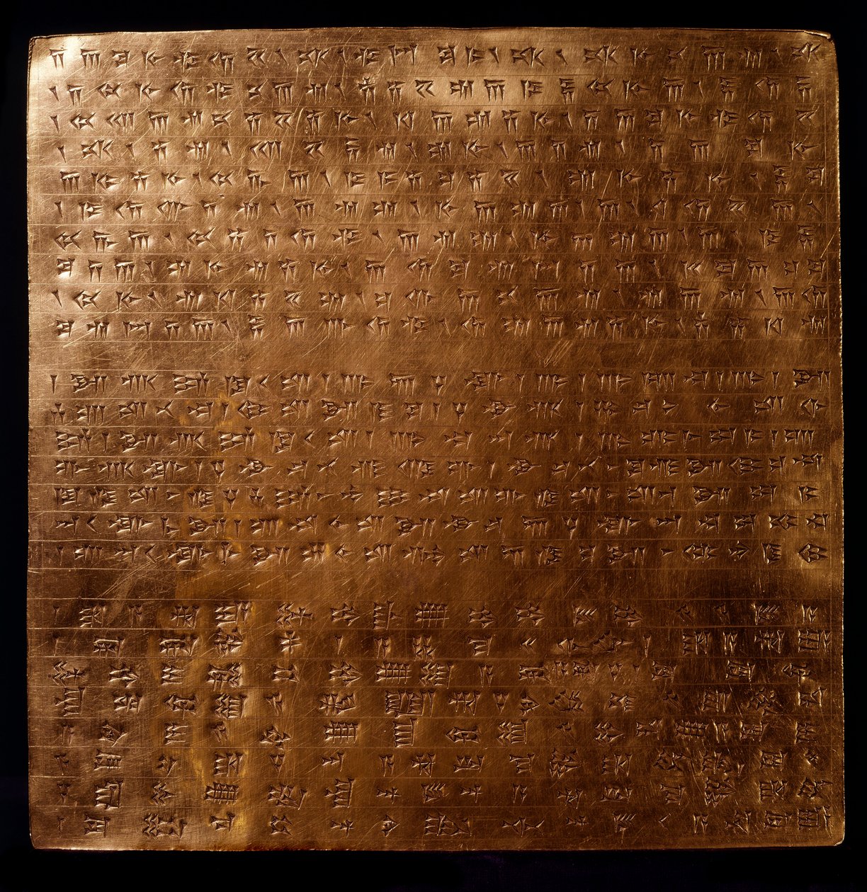 Perserriget: guldplade af kong rouenide Darius I (550-486 f.Kr.) graveret med inskriptioner i kileskrift, 550-500 f.Kr., fra Persepolis, Arkæologisk Museum, Teheran - Persisk imperium: guldplade af Achaemenid-kong Darius I (550-486) f.Kr.) indgraveret vid af Persian School