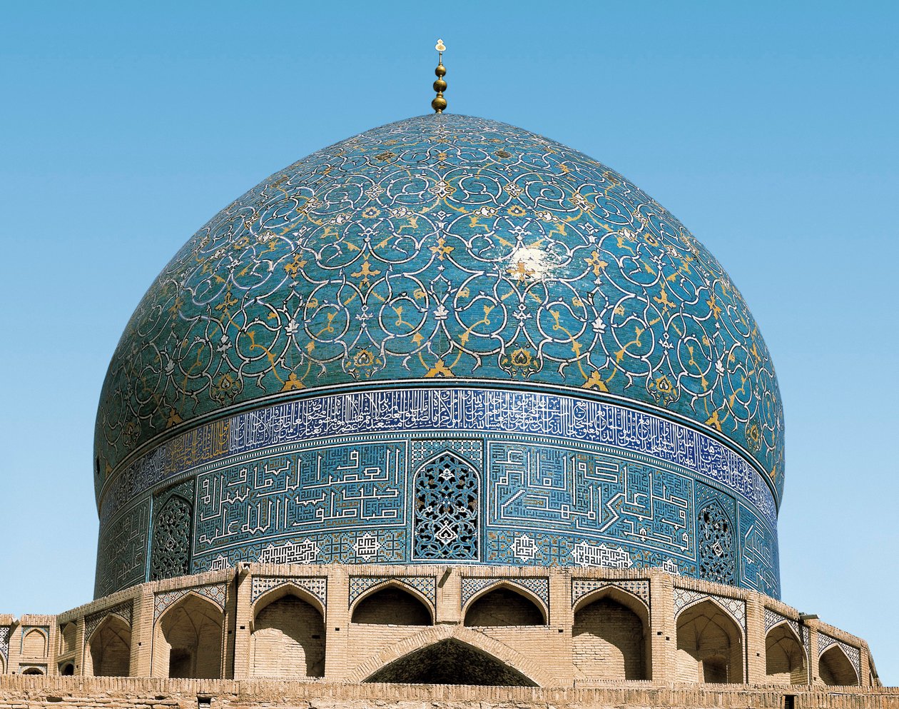 Persisk arkitektur (Safavid): kuplen af den kongelige moske (eller Masjid I-Shah): detalje af keramikken fra indgangen. 1612-1630. Isfahan (Isfahan eller Espahan, Esfahan), Iran. af Persian School