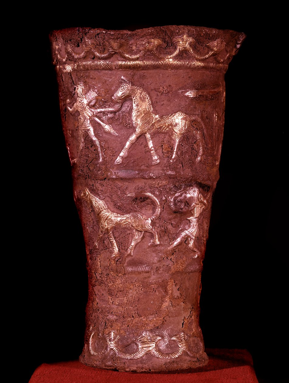 Persisk kunst: sølvbæger indlagt med guld fra Hassanlu, 9. århundrede f.Kr. Kampscener i toppen og bunden jagtscener nederst. Teheran, arkæologisk museum. af Persian School