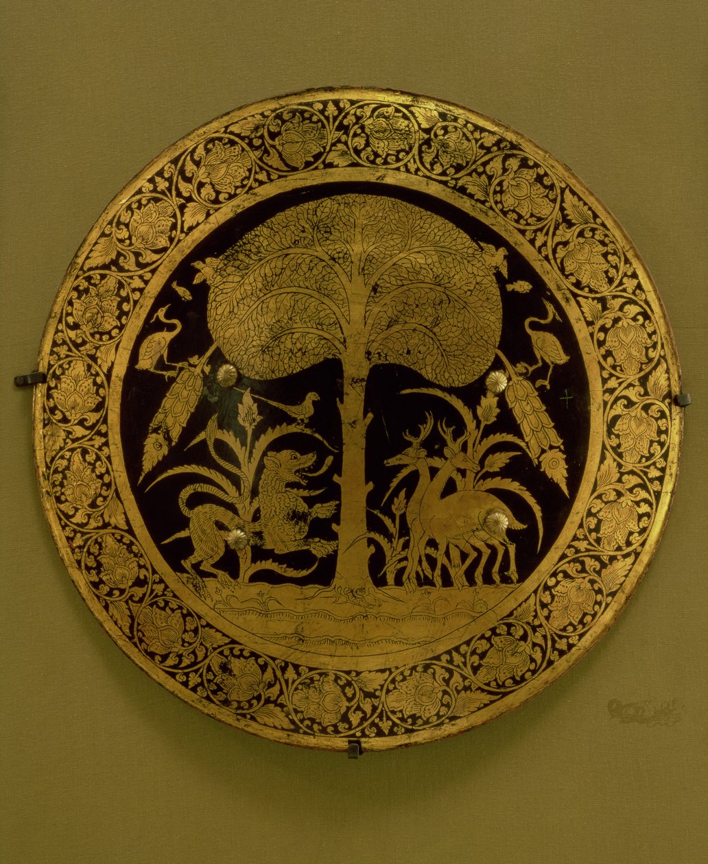 Tallerken med en kant af stiliserede blomster, der omgiver en scene med eksotiske dyr under et spredt træ (forgyldt bronze) af Persian School