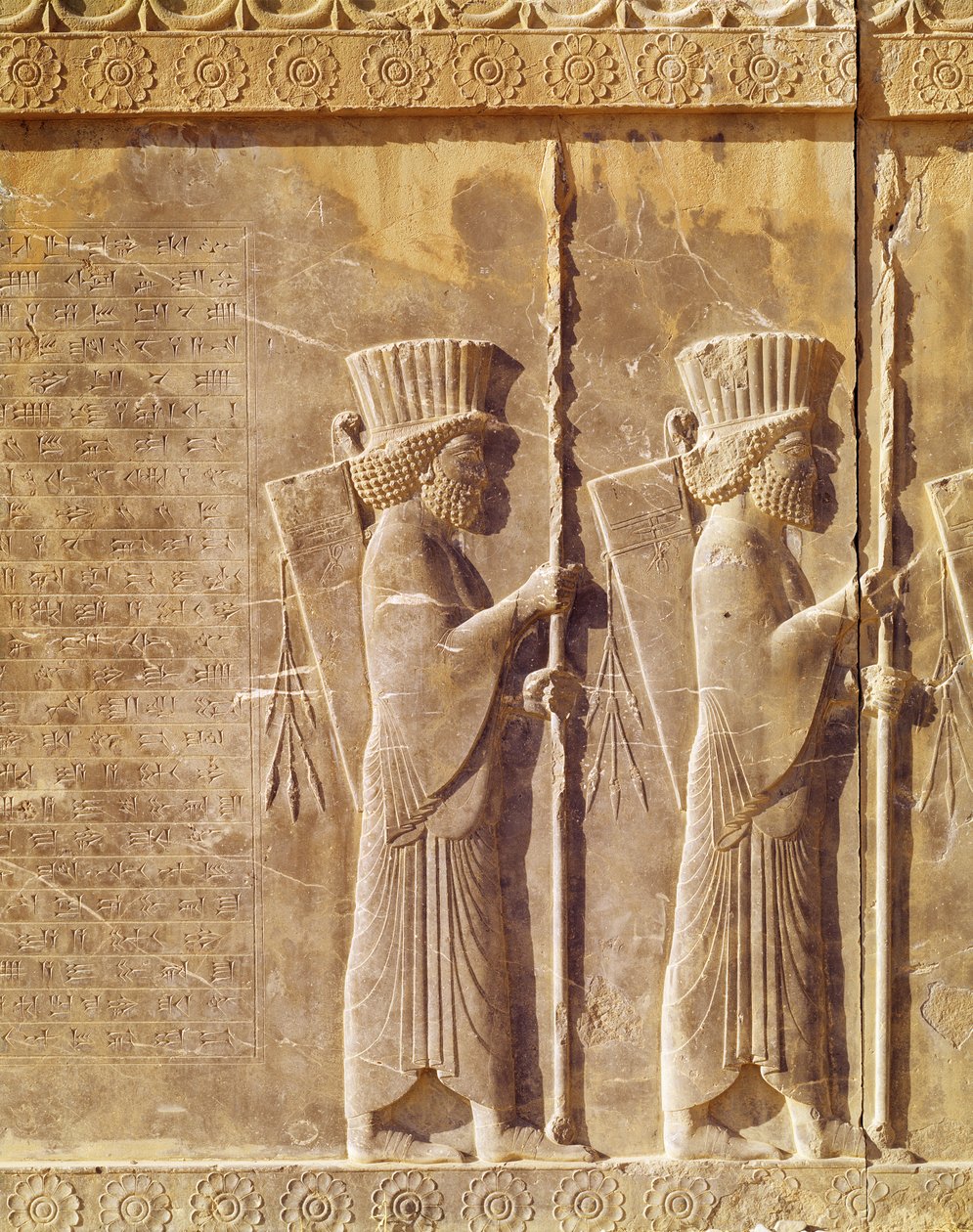 Relief, der viser to bueskytter og en gammel persisk inskription, fra trappen til Darius-paladset, Achaemenian Period, 6.-5. århundrede f.Kr. af Persian School