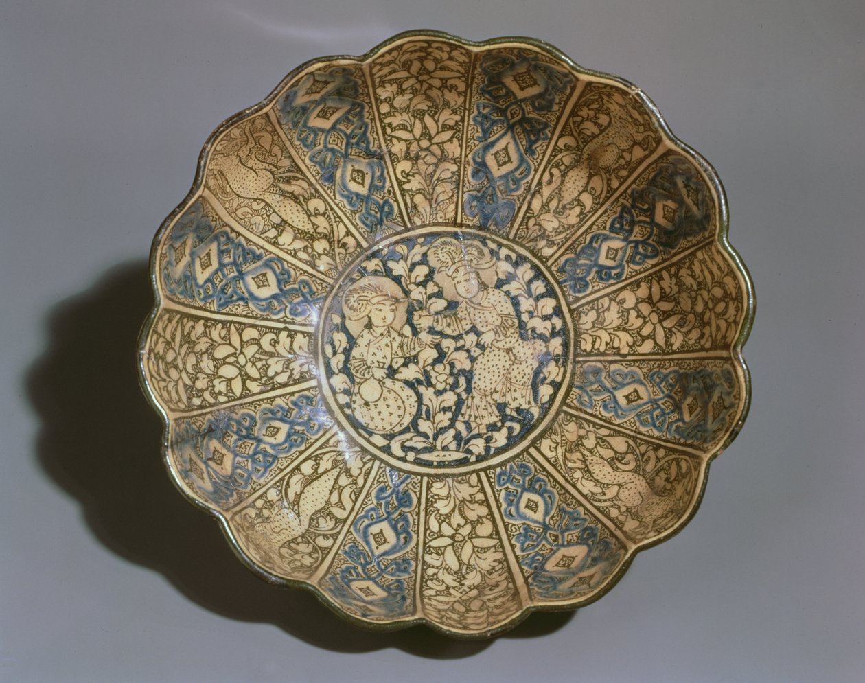Hvid lertøjsskål malet i underglasur af sort og blå med figurer af mongoler (keramik) af Persian School