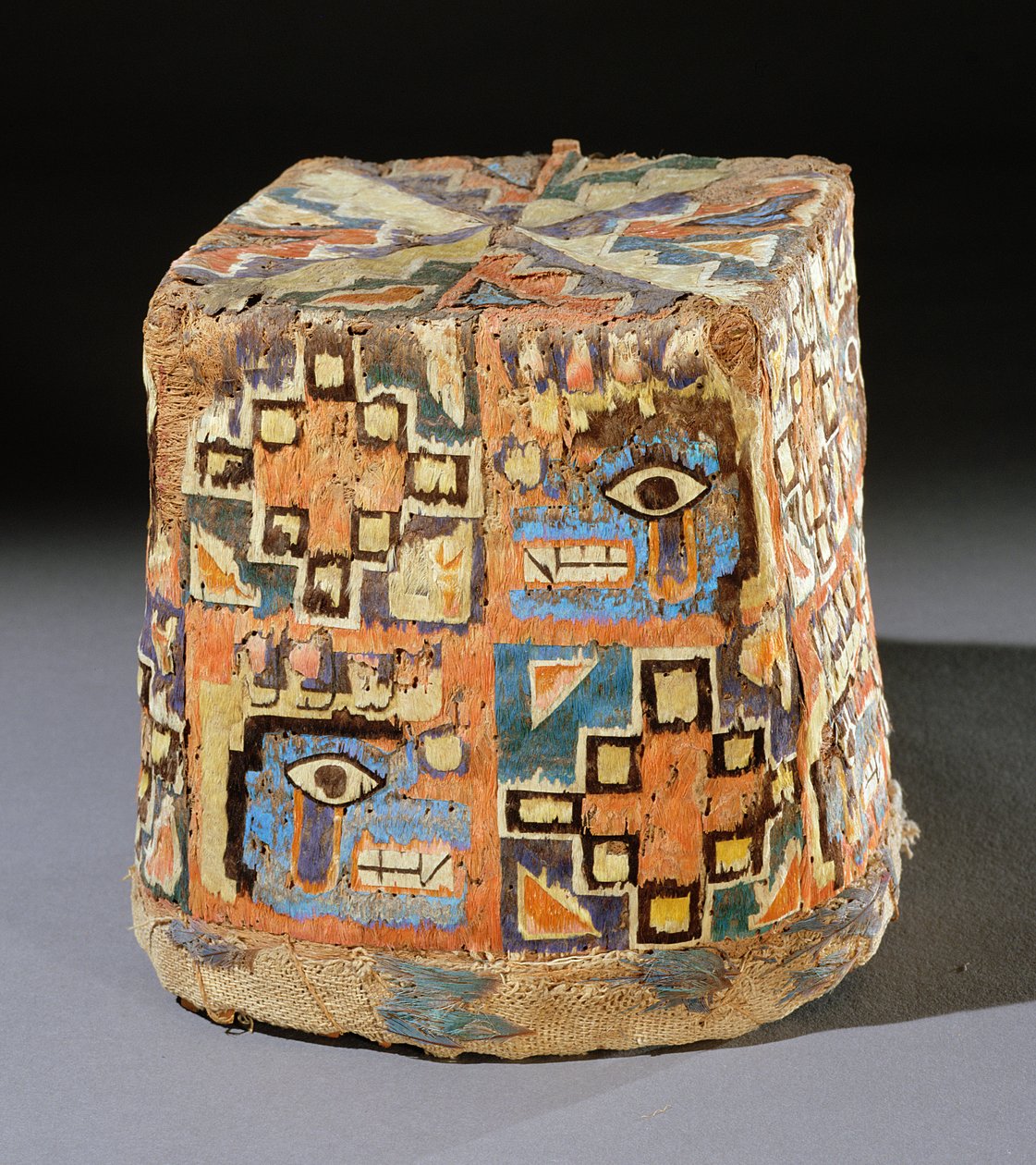 Hat, fra Wari (stof, rør og fjer) af Peruvian School