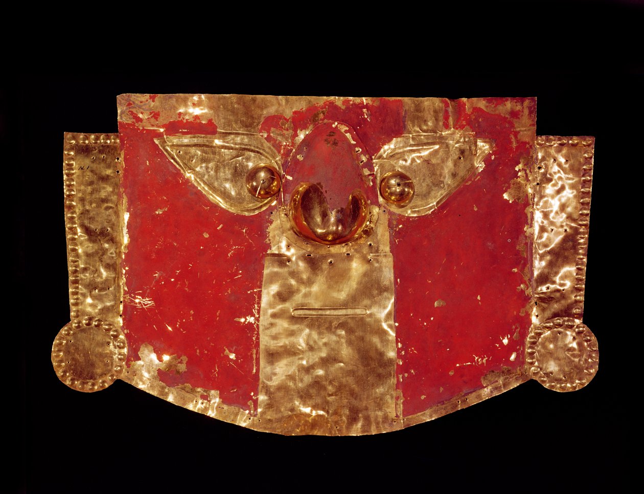 Inka maske (guld med rød maling) af Peruvian School