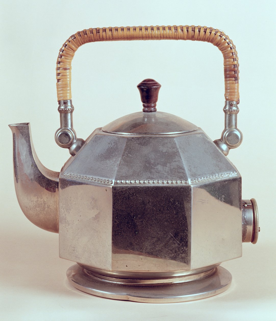 Elkedel, designet til A.E.G., ca. 1908 af Peter Behrens