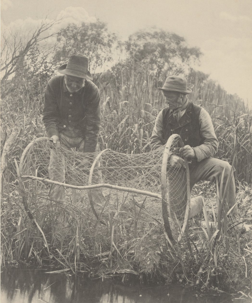 Opsætning af bue-nettet,1886 (foto) af Peter Henry Emerson