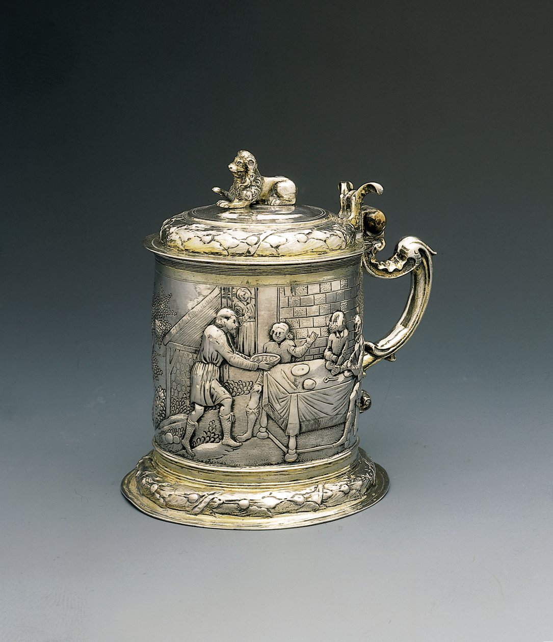 Tankard, kroppen forkaster og jages med Jakob, der kæmper med englen, og Abraham og Sara, der giver gæstfrihed til Treenigheden, Danzig, ca. 1690 (pakke forgyldt sølv) af Peter III Rohde