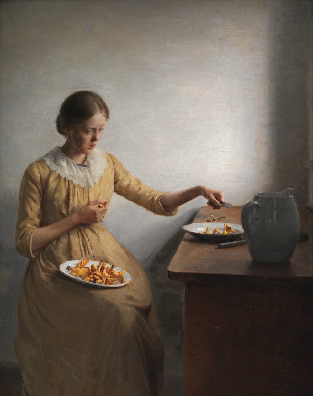 En ung pige, der forbereder kantareller af Peter Vilhelm Ilsted