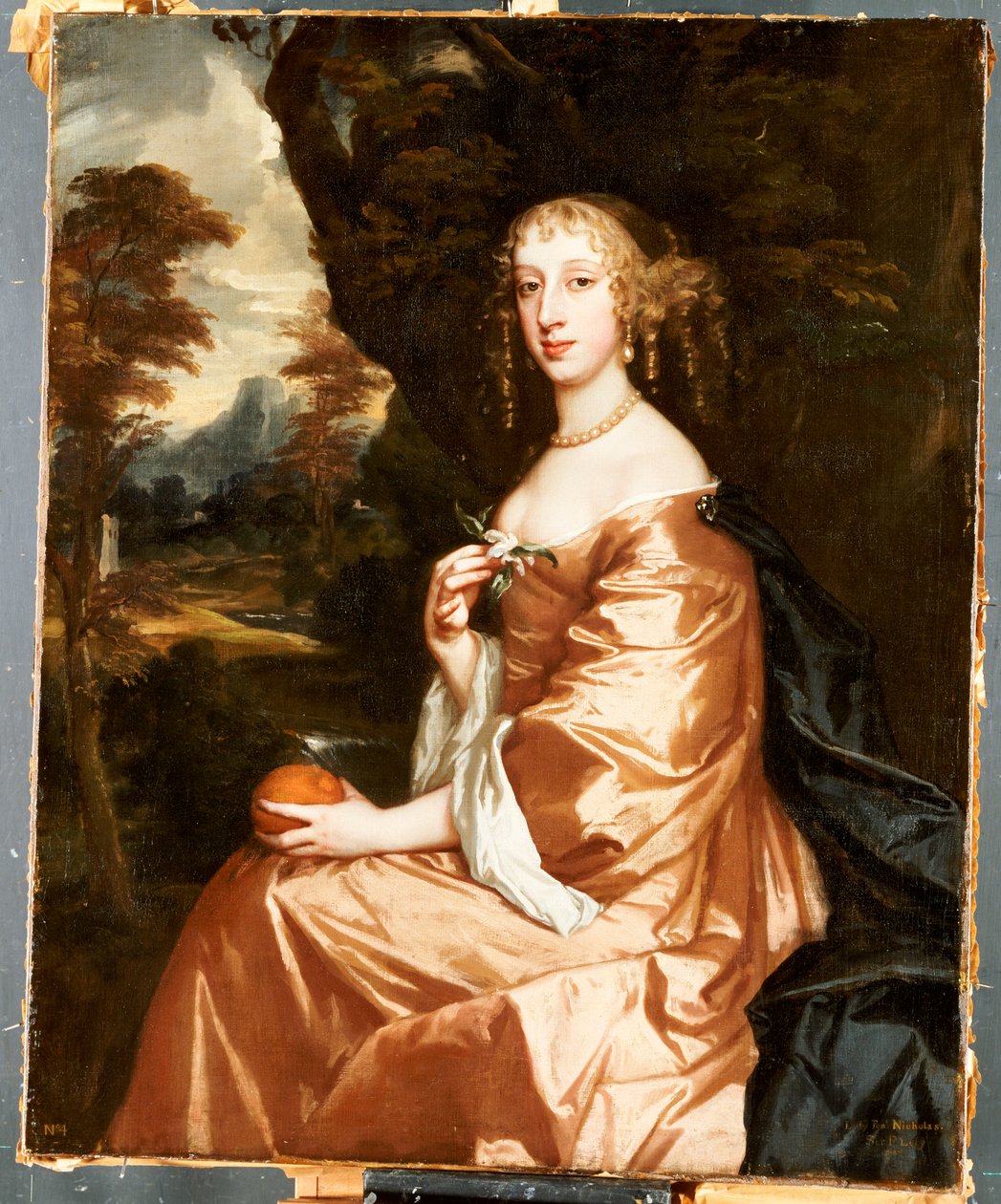 Portræt af Lady Penelope Nicholas, der holder en appelsin i et landskab af Peter Lely