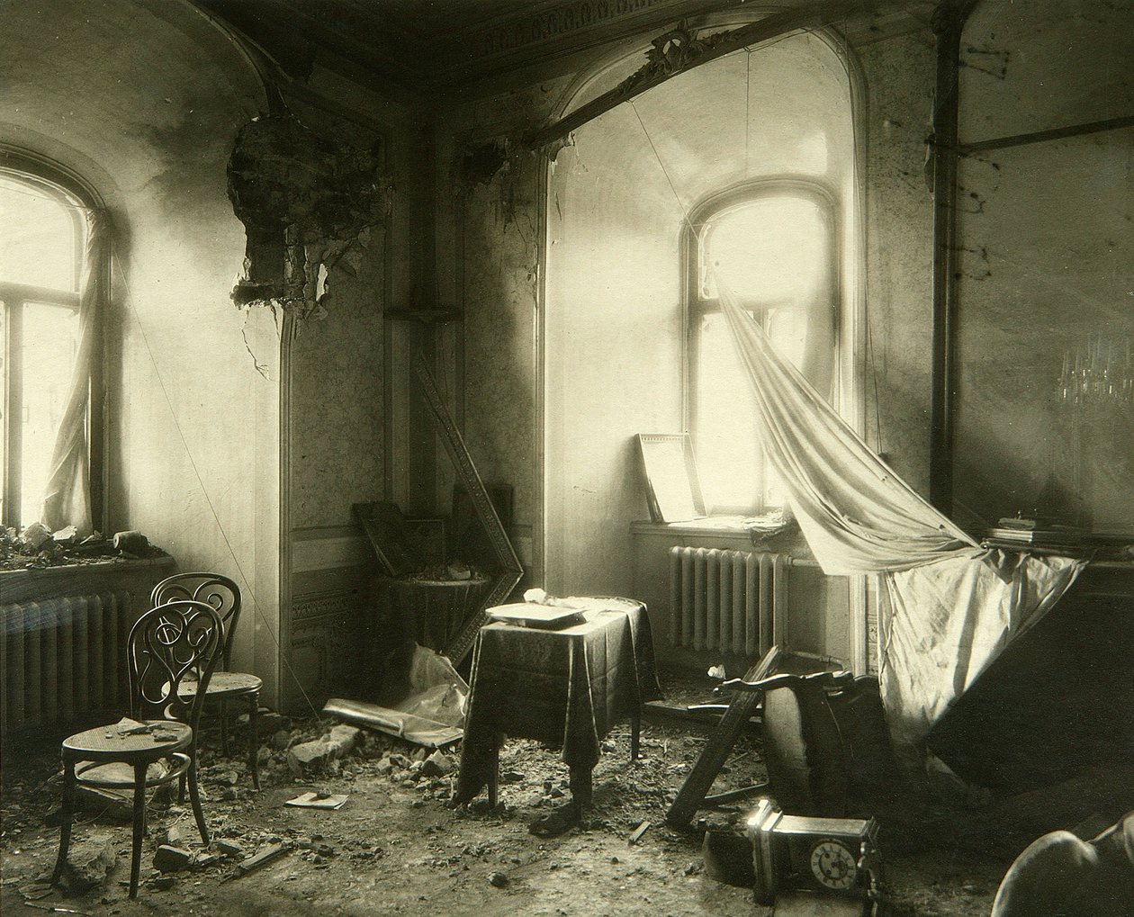 Russisk revolution i 1917: Interiør af Chudov-klosteret i Kreml i Moskva efter bombardementet i november 1917. Foto af Pyotr Petrovich Pavlov (1860-1925) af Petr Petrovich Pavlov