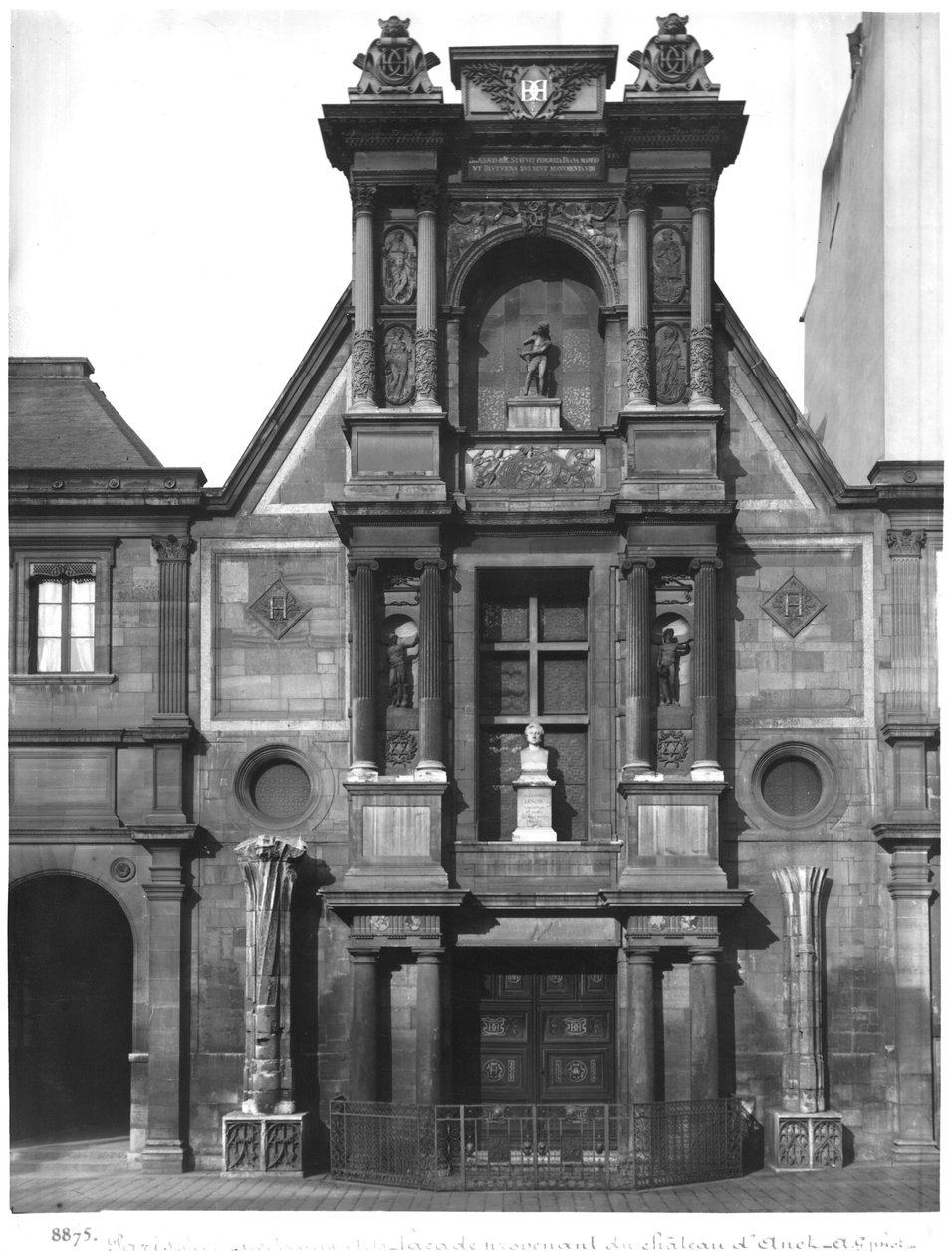 Central del af hovedfacaden, fra Chateau de Anet, i gården til Ecole des Beaux-Arts, 1547-52 (se også 162439) af Philibert Delorme