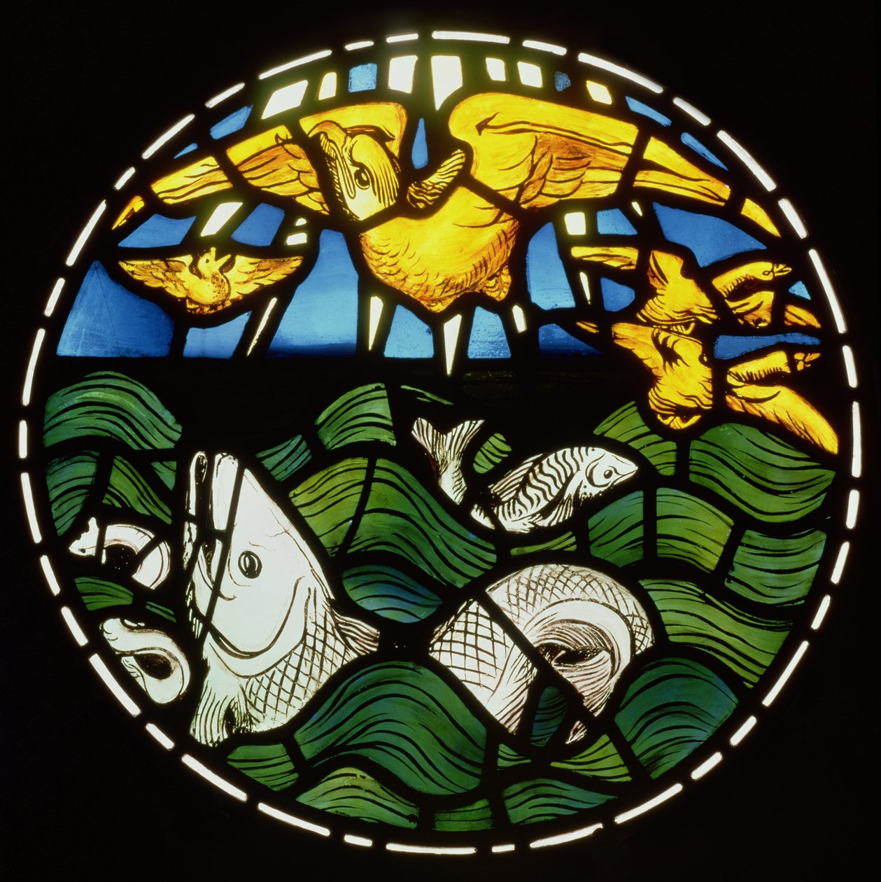 Fugle og fisk, detalje fra skabelsesvinduet, 1861 (farvet glas) (se 120153) af Philip Webb