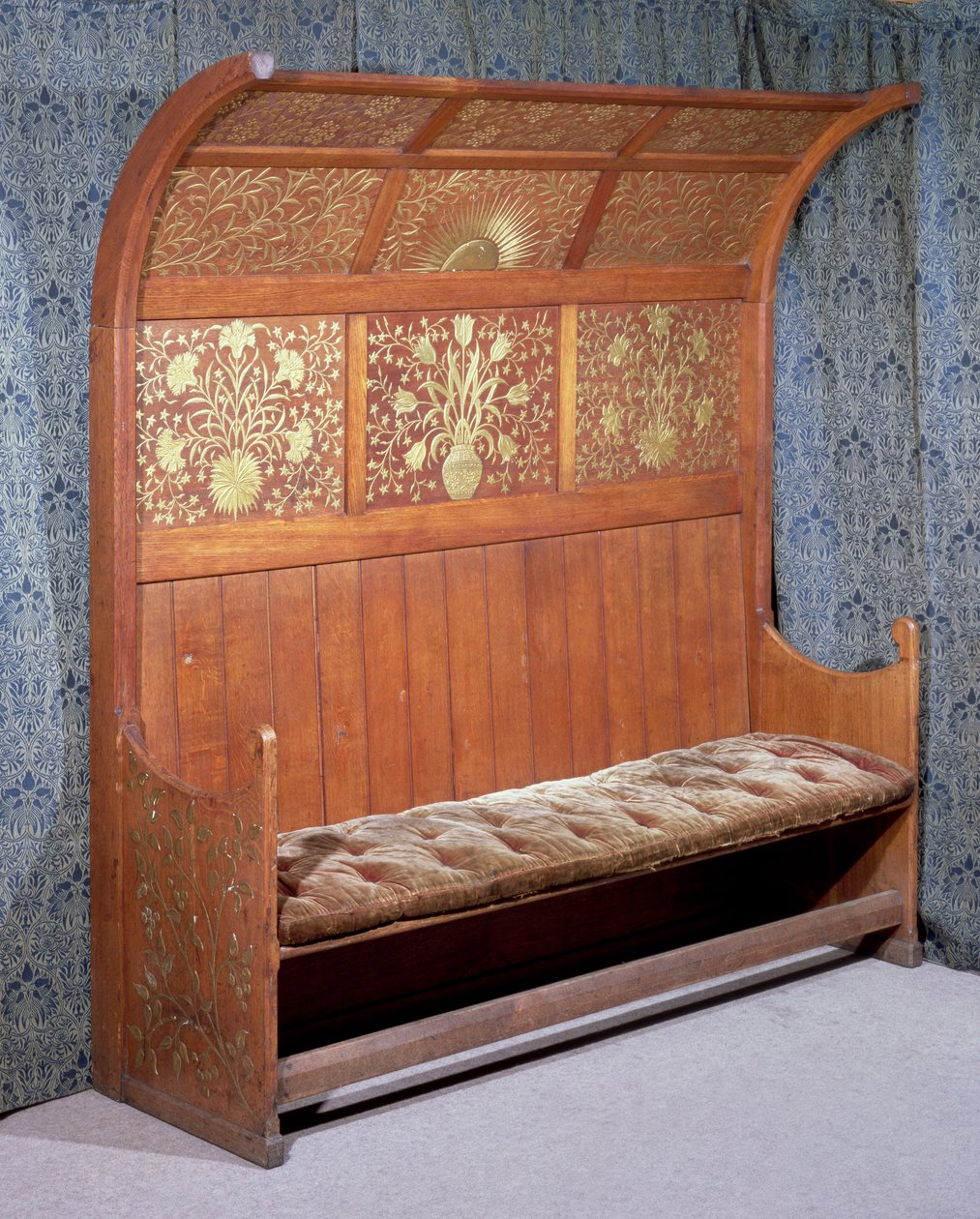 Slå dig ned med forgyldt gesso-dekoration, lavet af Morris and Company, ca. 1865 (egetræ) af Philip Webb