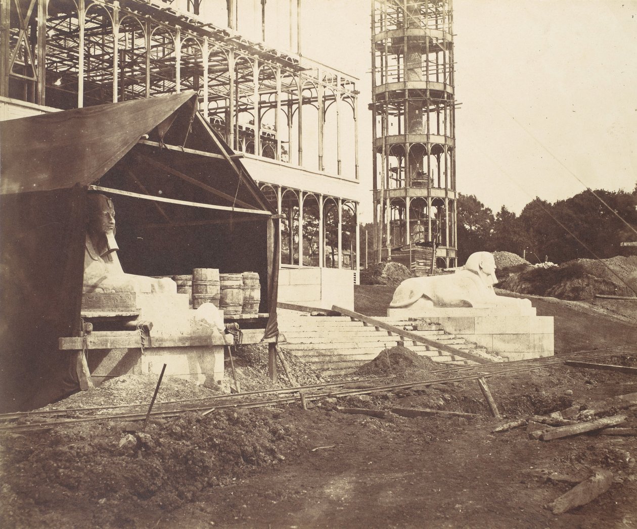 [Carving a Sphinx], 1854. af Philip Henry Delamotte