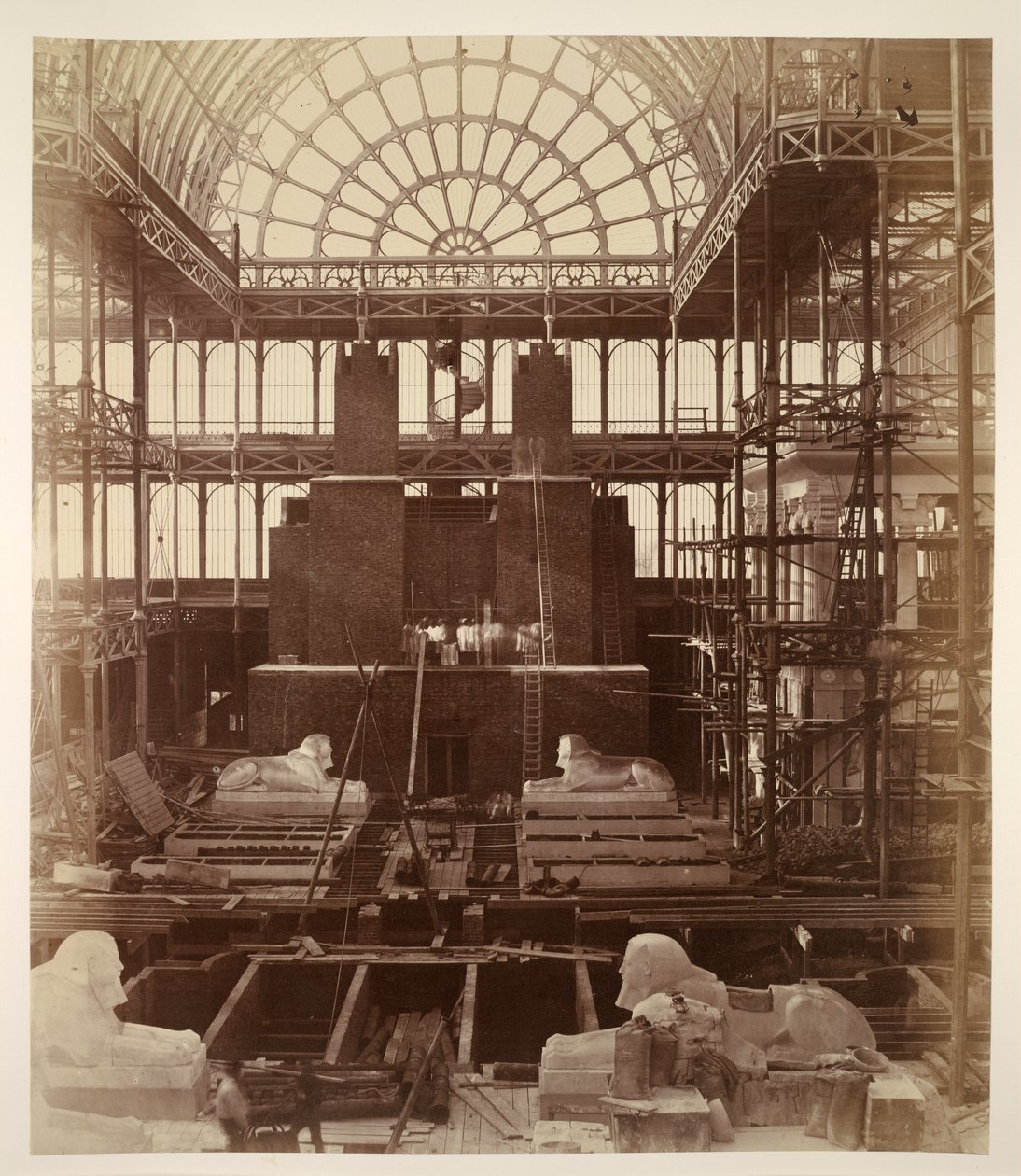 Forberedelser til opførelsen af kolosserne fra Abu Simbel, Crystal Palace, fra 