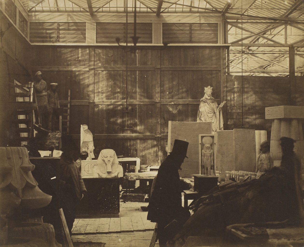 [Depotrum med håndværkere og gipsafstøbninger, Crystal Palace], 1852. af Philip Henry Delamotte