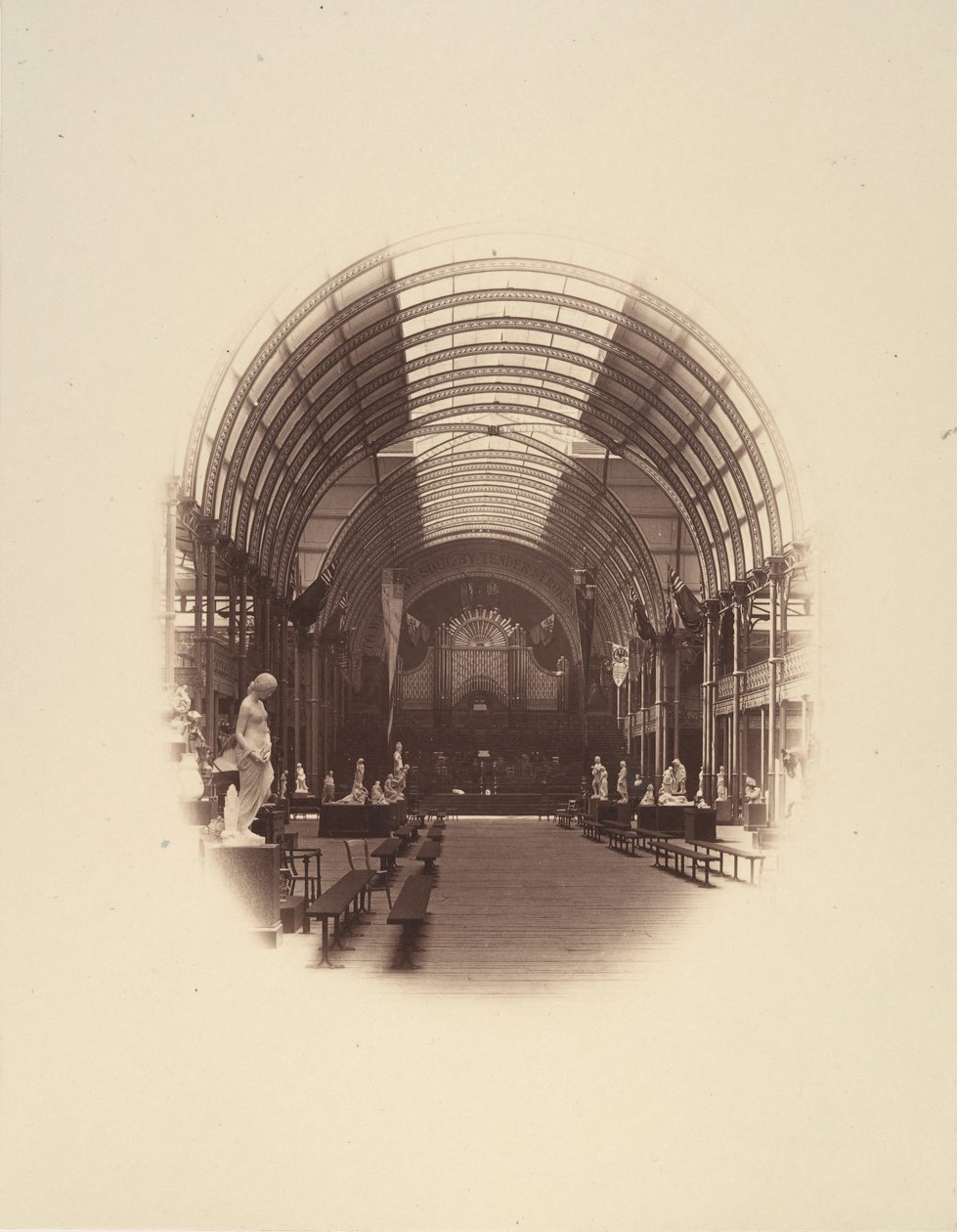 Udsigt i Central Hall, Art Treasures Exhibition, Manchester, 1857. af Philip Henry Delamotte