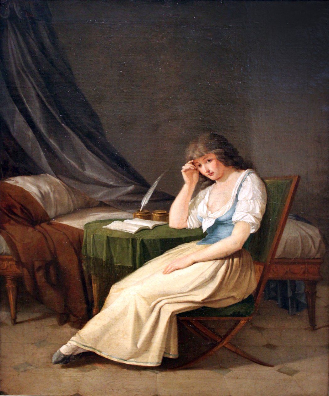 Ung pige i morgenkjole, sidder eftertænksomt ved et bord af Philipp Friedrich von Hetsch