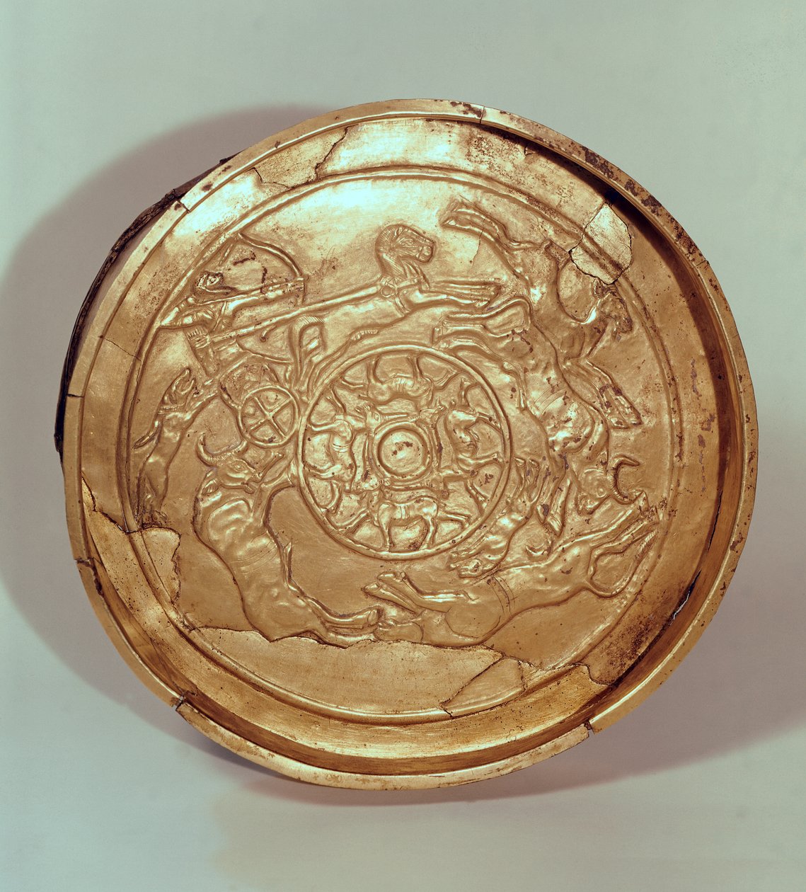 Fad med en jagtscene, fra Ras Shamra, Ugarit, ca. 1250-1150 f.Kr. (guld) af Phoenician