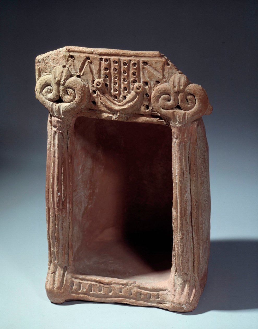 Orientalsk antikvitet: terracotta hjemlig helligdom til at ære idoler. 9. århundrede f.Kr. Fra Tell el Far