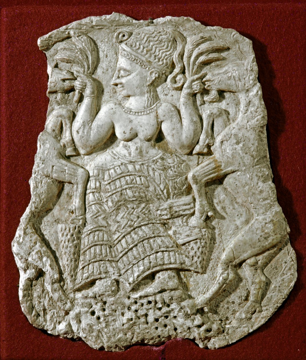 Fønicisk kunst: udskåret elfenbenspyxiddæksel, der repræsenterer en mykensk frugtbarhedsgudinde, der nærer geder. Omkring 1250 f.Kr.. Fra Twink El Beida. Dim 13 cm Paris, Louvre-museet af Phoenician