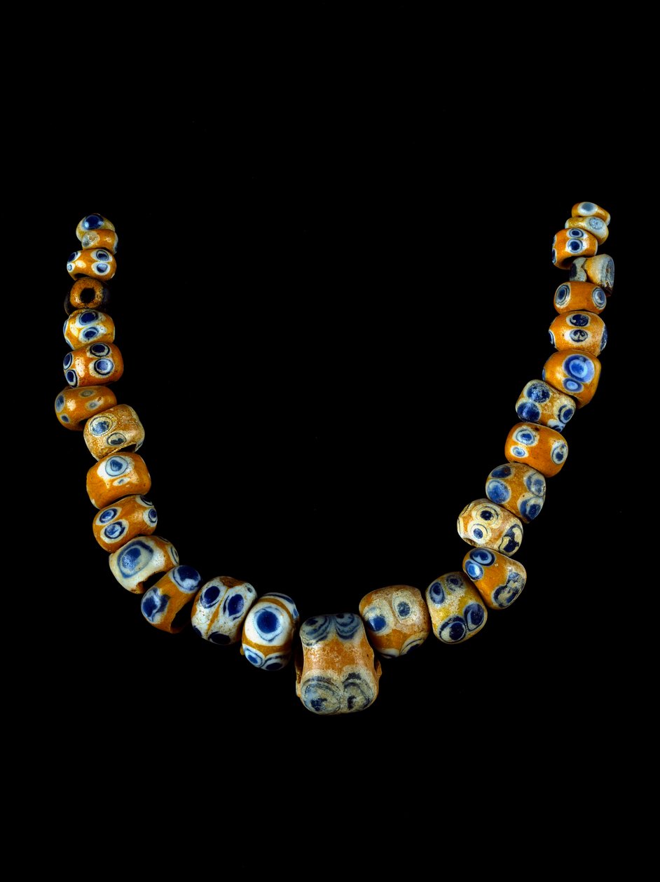 Fønicisk kunst: glaspasta halskæde. 4.-3. århundrede f.Kr. Diameter 28 cm arkæologisk museum i Villa Giulia Rom af Phoenician