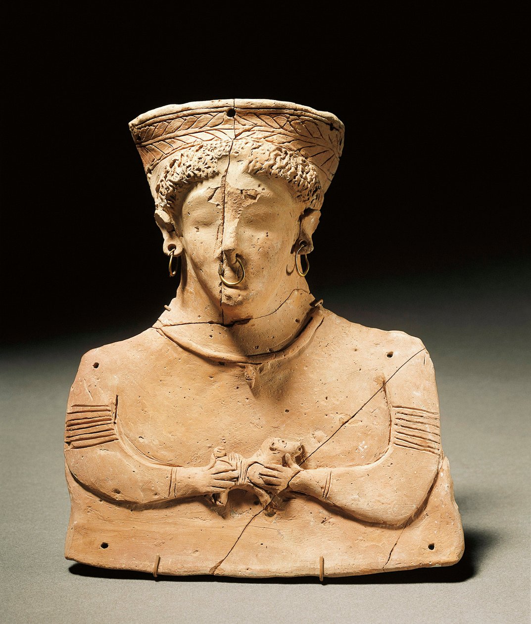 Fønikisk kunst: terracotta statuette, der repræsenterer den guddommelige Tanit, gennemborede ører og næse. 3.-2. århundrede f.Kr. Madrid, det nationale arkæologiske museum af Phoenician