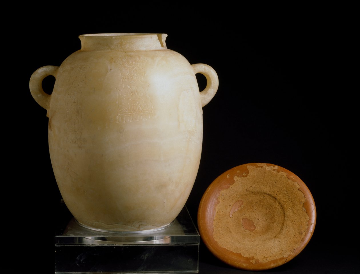 Fønikisk civilisation: Albasterurne og lerplade fra Laurita-stedet. 7. århundrede f.Kr. Arkæologisk museum, Granada, Spanien af Phoenician