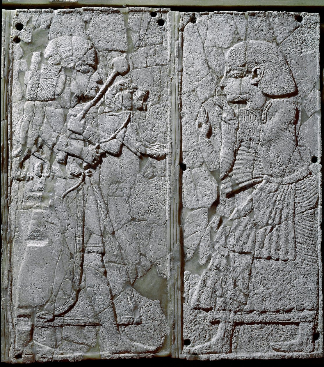 Fønikisk civilisation: Sengepynt dekoreret med et elfenbensfarvet lavrelief, der repræsenterer en vagt, der præsenterer en løve for kongen. Fra stedet for Ugarit eller Ugarit, gammelt syrisk citat på Tell de Ras Shamra. 14. århundrede f.Kr. Søn 24 cm Damas af Phoenician