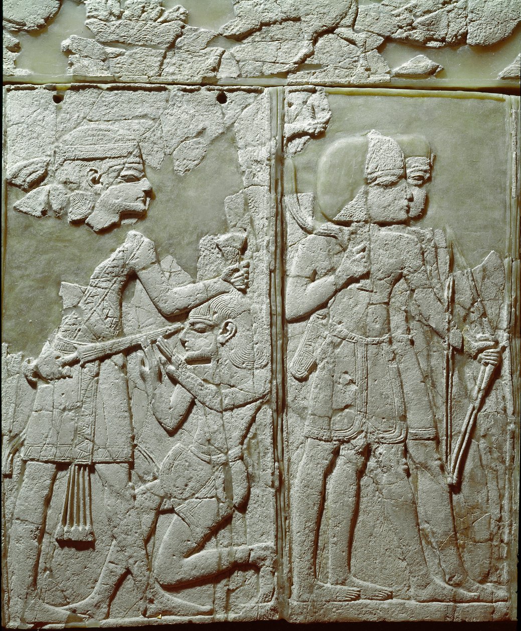 Fønikisk civilisation: Sengepynt med et lavt elfenbensrelief, der repræsenterer en kongetruende fjende. Fra stedet for Ugarit eller Ugarit, gammelt syrisk citat på Tell de Ras Shamra. 14. århundrede f.Kr. Søn 24 cm Damaskus, Nationalt Arkæologisk Museum Sy af Phoenician