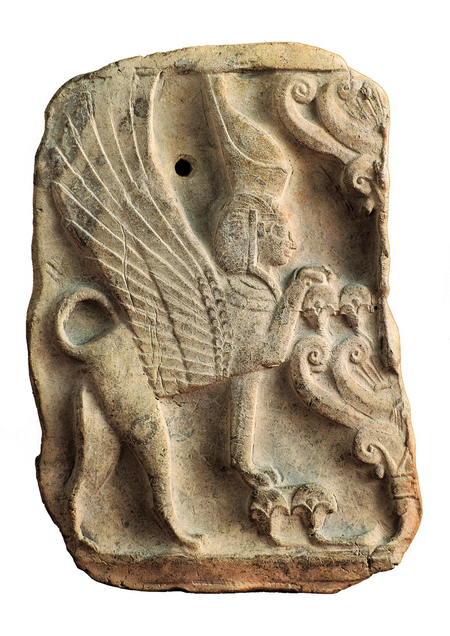 Pinax dekoreret med Sphinx med dobbelt egyptisk krone, der beskytter Livets Træ, Necropolis Puig des Molins, Ibiza (Spanien) af Phoenician