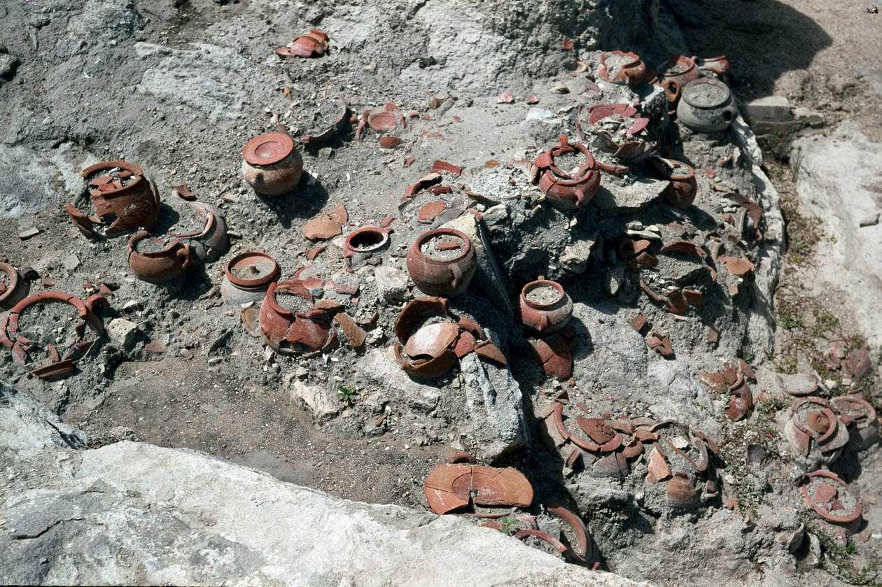 Fønikiernes civilisation: rester af vaser, stedet for tofet i den puniske by Sulcis på den nuværende ø Sant