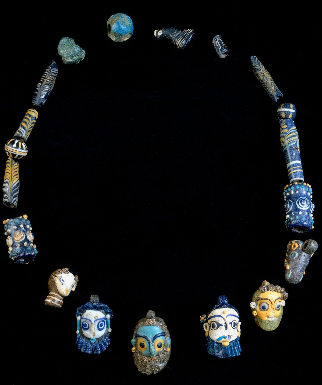 Halskæde i glaspasta med vedhæng, der forestiller skæggede hoveder, oprindeligt fra Olbia, nu konserveret på Cagliari National Archeological Museum af Phoenician Phoenician