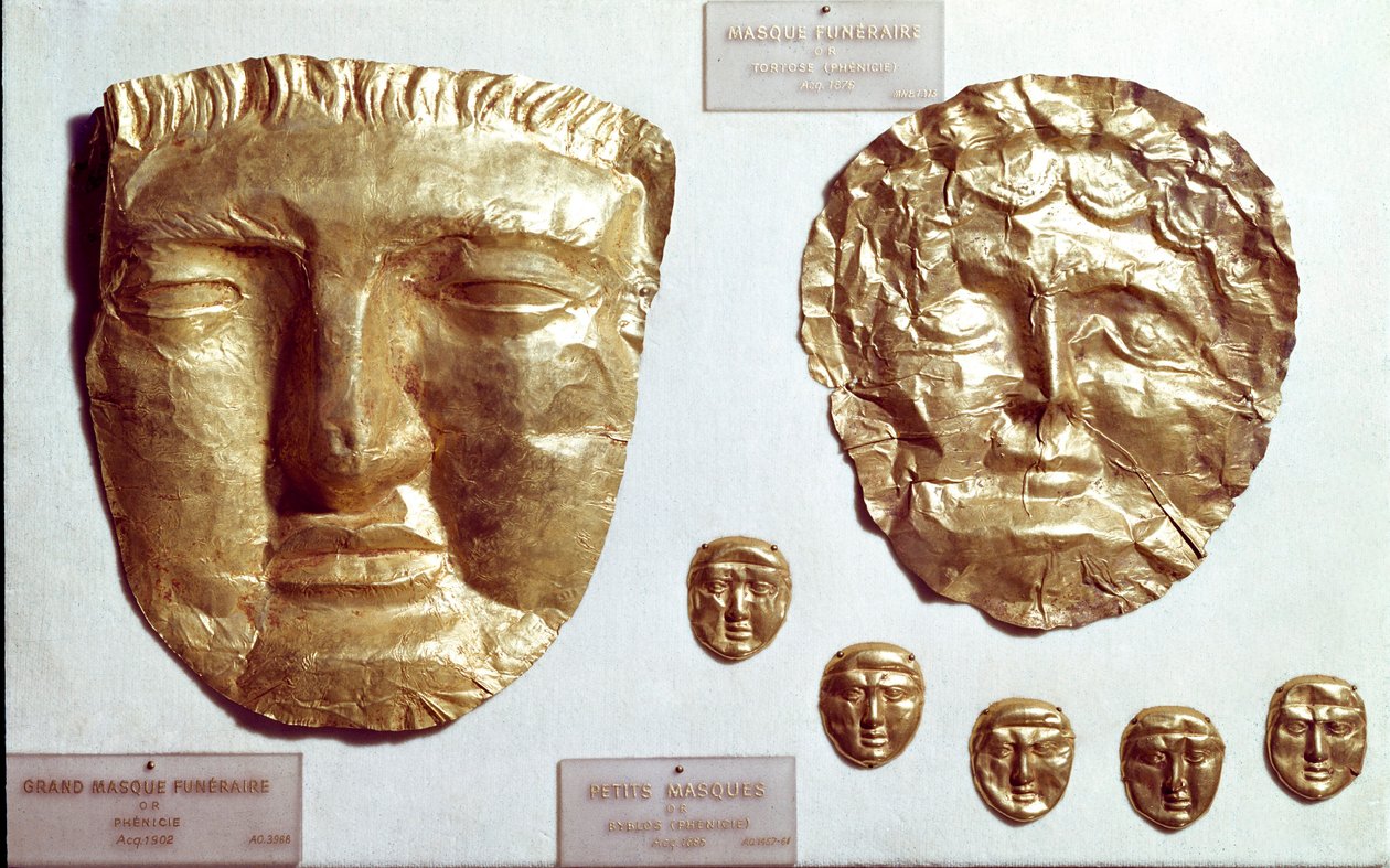 Fønikisk kunst: store bladguldmasker på kvindens og mandens ansigt og en gruppe på fem små guldmasker i bunden af Phoenician Phoenician