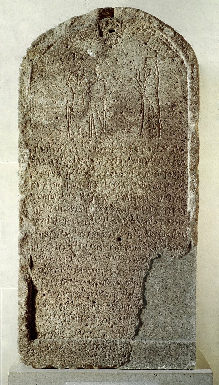 Fønikisk kunst: sten i kalksten af Yehaumilk, kongen af Byblos. Han er en repræsentant, der tilbeder gudinden Baalat, Lady of Byblos, som bærer den hathoriske krone. Fra helligdommen for Lady of Byblos. 4. århundrede f.Kr. Dim 114 cm Paris, Louvre-museet af Phoenician Phoenician