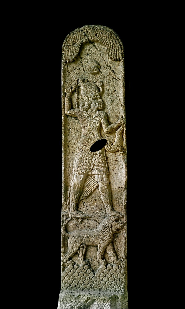 Fønikisk kunst: kalkstensstele kaldet Amrit: sandsynligvis repræsenterer Melquart (Melqart, Melkart eller Melkhart) på sin løve solskiven over ham. 6. eller 5. århundrede f.Kr. Fra Amrit. Dim 180 cm Paris, Louvre-museet af Phoenician School