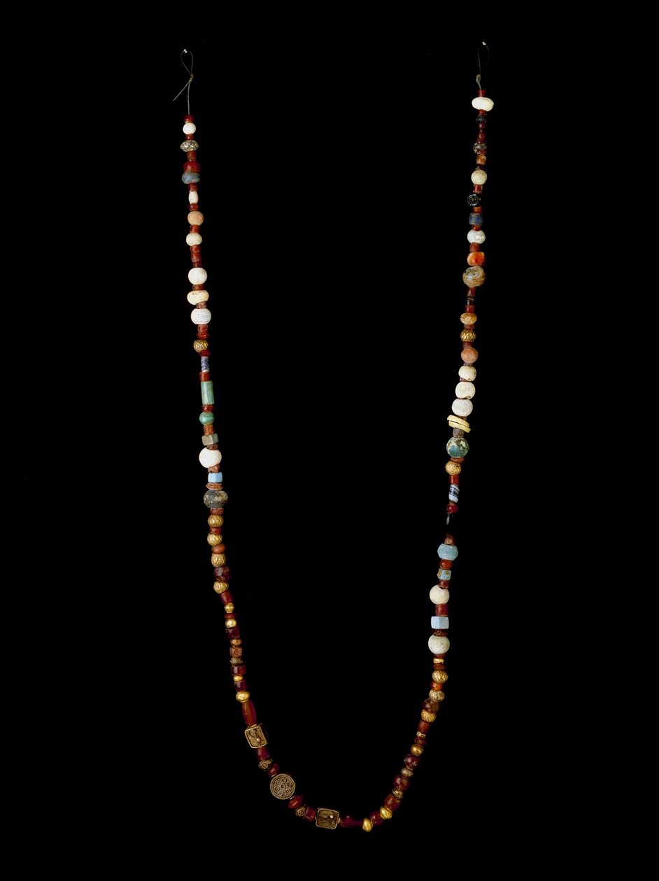 Fønikisk civilisation: halskæde af guld, sølv, karneol og glaspasta. Svag. 97 cm 6. århundrede f.Kr. Museum i Cartagena, Spanien af Phoenician School