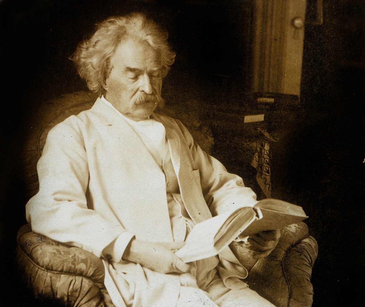 Mark Twain (Samuel Langhorne Clemens 1835-1910) amerikansk forfatter, her læser, c; 1910 af Photographer American