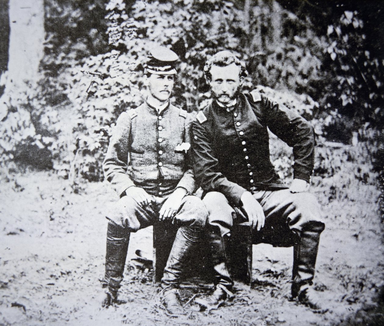 Portræt af løjtnant George A. Custer (1839-1876) (hatløs) med sin krigsfangeløjtnant Washington fra den konfødererede hær, taget til fange i maj 1862 (s/h-foto) af Photographer American