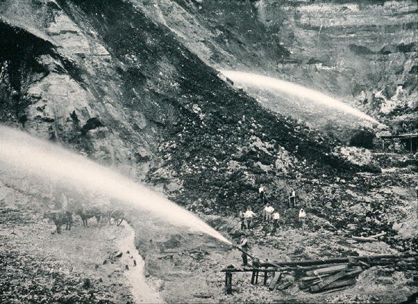 Hydraulisk slusning af alluviale tinaflejringer, Tasmanien, ca. 1900, fra `Under the Southern Cross - Glimpses of Australia