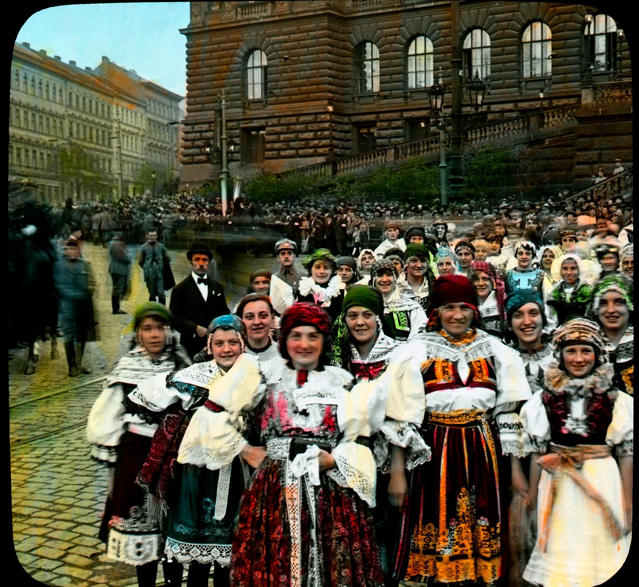 Unge kvinder i nationalkostumer, Wenzelspladsen, Prag, Tjekkoslovakiet, ca. 1921 (foto) af Photographer Czech