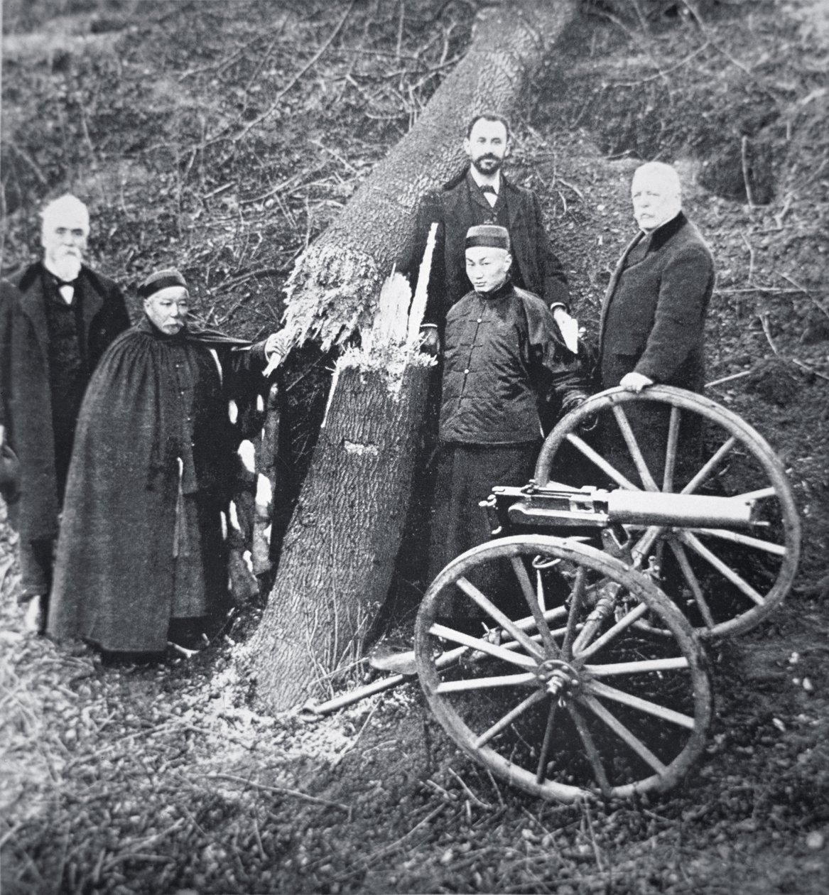 Hiram Maxim demonstrerer kraften i sin pistol til kinesiske regeringsembedsmænd (s/h foto) af Photographer English