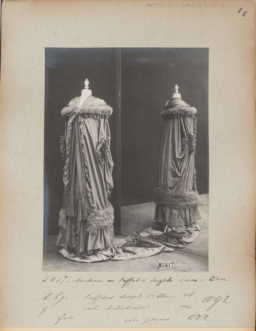 Albumside: House of Worth, Evening Mantle af Photographer French