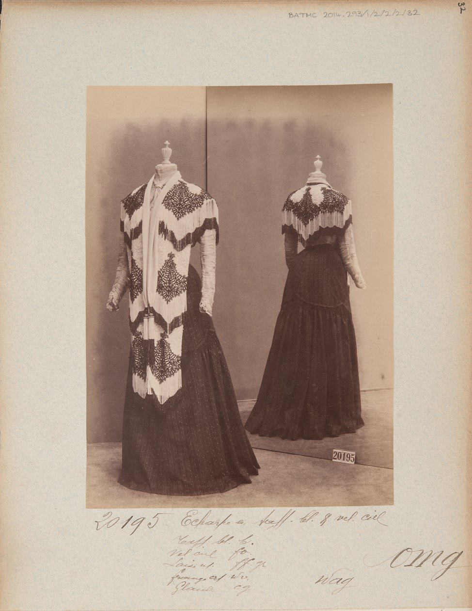 Albumside: House of Worth, Shoulder Cape af Photographer French
