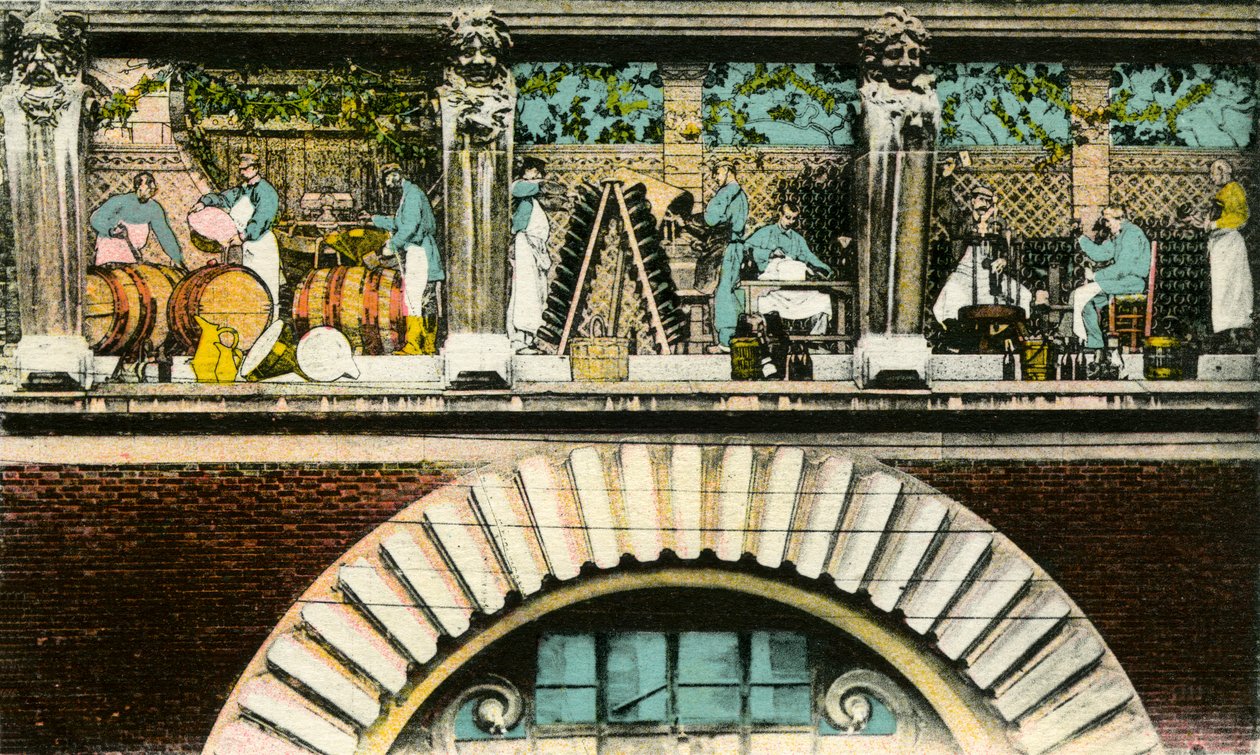 Frise over døren, der repræsenterer de forskellige stadier af vinarbejdet, Reims, rue de Mars, indgangen til Maison des Champagnes Veuve Clicquot (Clicquot-Ponsardin) (farvet postkort) af Photographer French