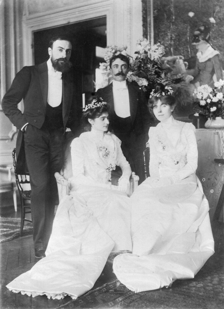 L-R: Ernest Rouart (1874-1942) og hans kone Julie Manet (1878-1967), Paul Valery (1871-1945) og hans kone Jeannie Gobillard (1877-1970), på dagen for deres ægteskab, maj 1900 (f/ w foto) af Photographer French