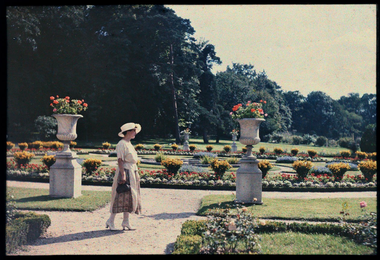 Kvinde går i haven ved Bagatelle, Paris, ca. 1920 (foto) af Photographer French
