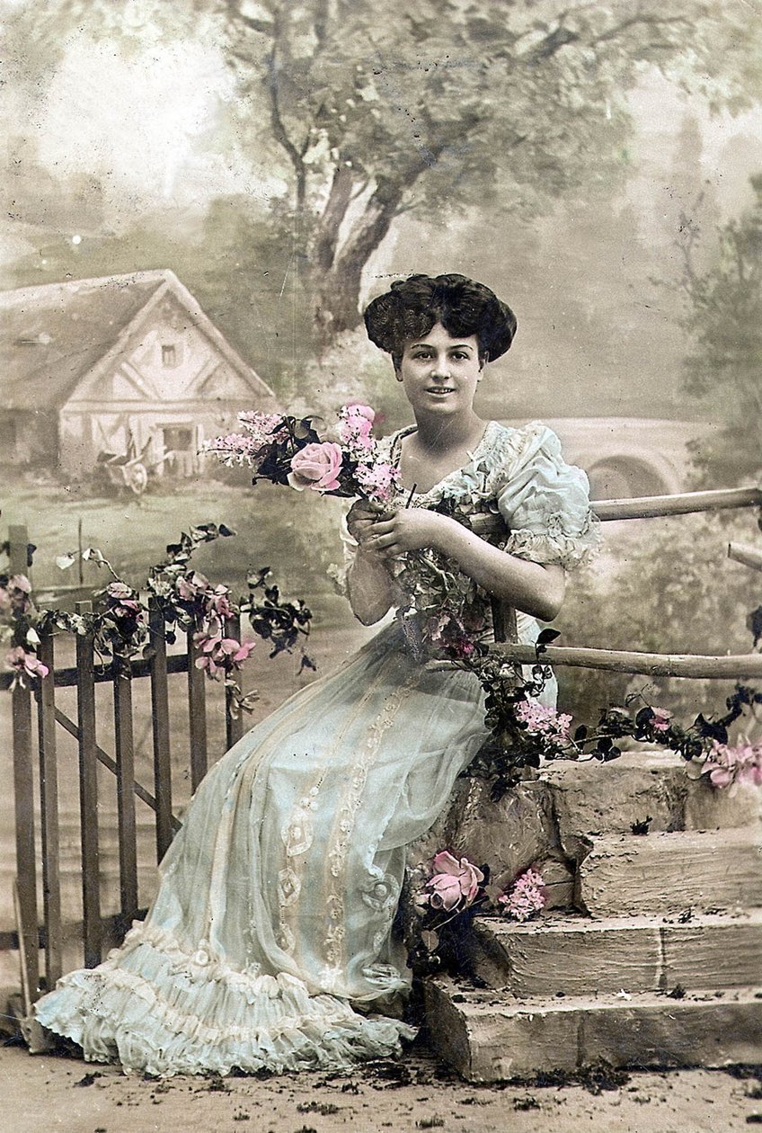 Kvinde med blomsterkrans, postkort, ca. 1900 (håndkoloreret foto) af Photographer French